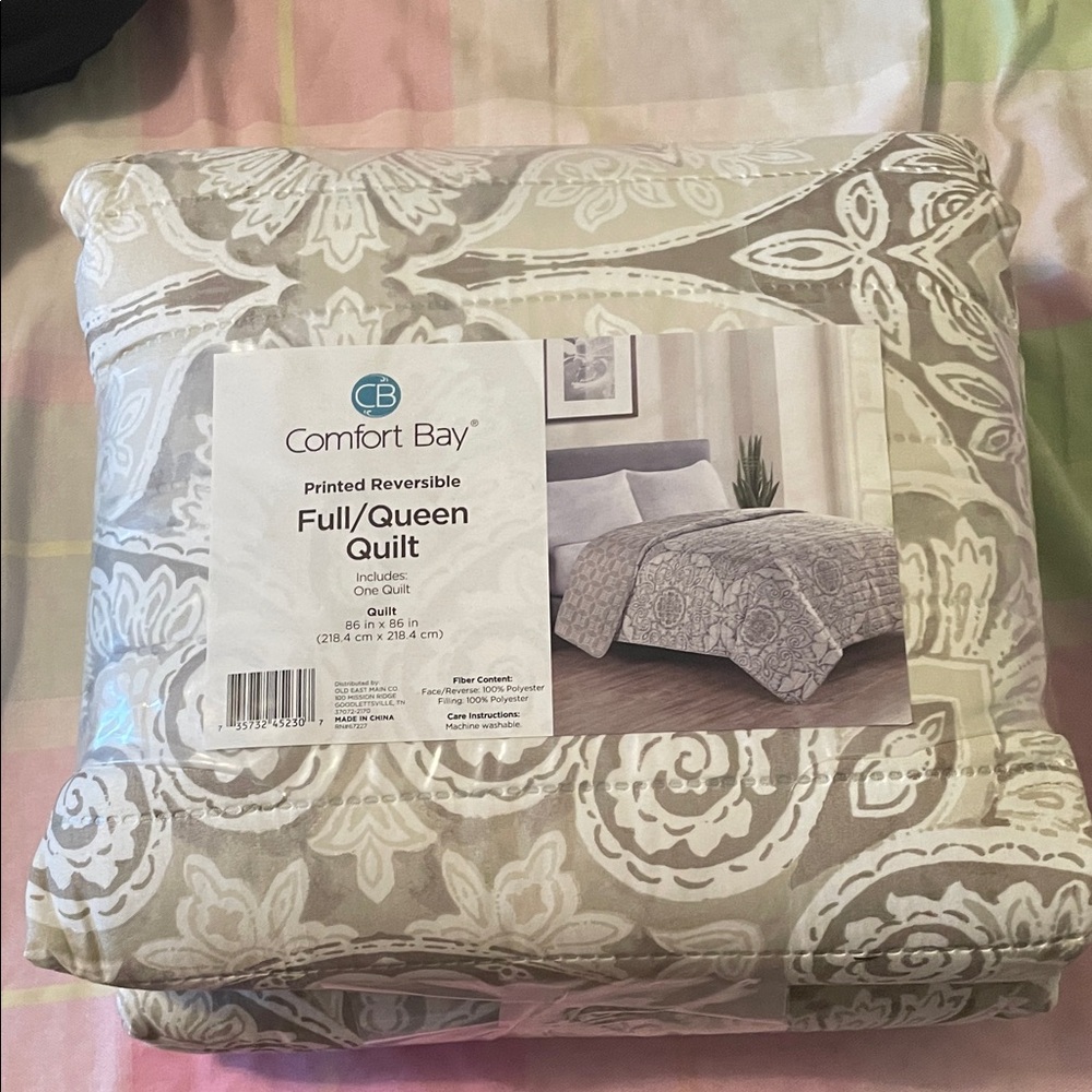 ❌sold❌Comfort Bay Taupe and White Reversible Full/Queen Quilt